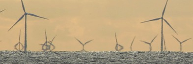 Molinos de viento en el mar